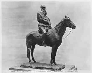 Leo Tolstoy montando Delire (bronze)